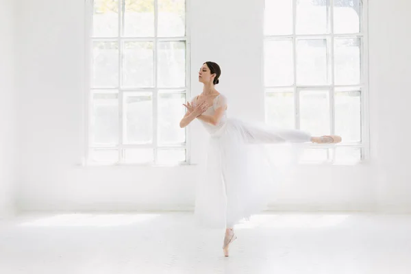 Giovane e incredibilmente bella ballerina posa e danza in uno studio bianco — Foto Stock