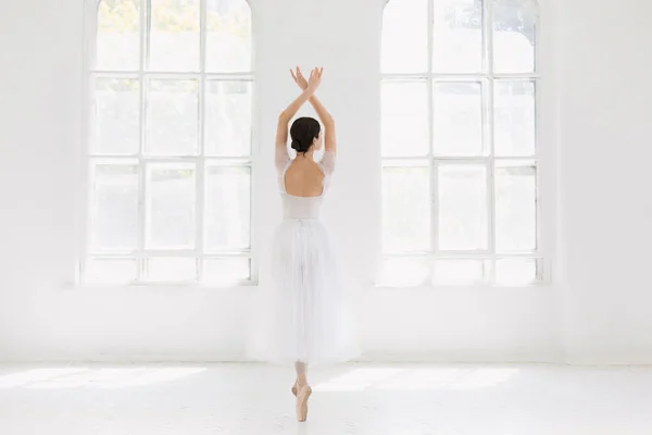 Jeune et incroyablement belle ballerine pose et danse dans un studio blanc — Photo