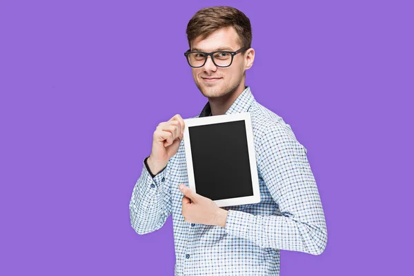 Ο νεαρός άνδρας σε ένα πουκάμισο που εργάζονται για το laptop σε λιλά backgroundin — Φωτογραφία Αρχείου