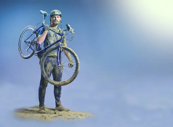 Der Mann mit Fahrrad im Sand steht auf abstraktem Hintergrund. Collage — Stockfoto