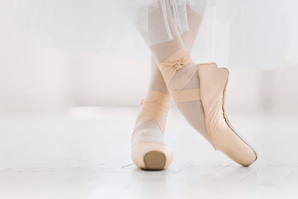 Junge Ballerina, Nahaufnahme an Beinen und Schuhen, in Spitzenposition stehend. — Stockfoto