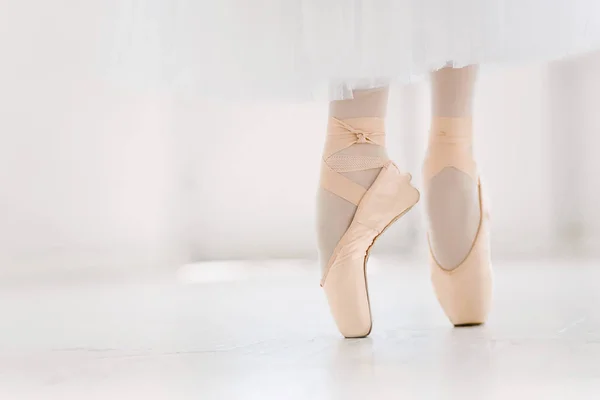 Bailarina joven, primer plano en piernas y zapatos, de pie en posición puntiaguda . — Foto de Stock