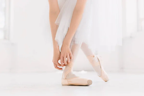 Mladá baletka tance, záběr na nohy a boty, stojící v pointe pozici. — Stock fotografie