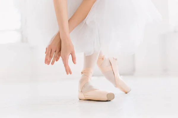 Jeune ballerine dansant, gros plan sur les jambes et les chaussures, debout en position pointe . — Photo