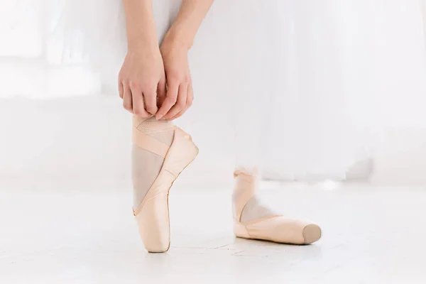 Jeune ballerine dansant, gros plan sur les jambes et les chaussures, debout en position pointe . — Photo