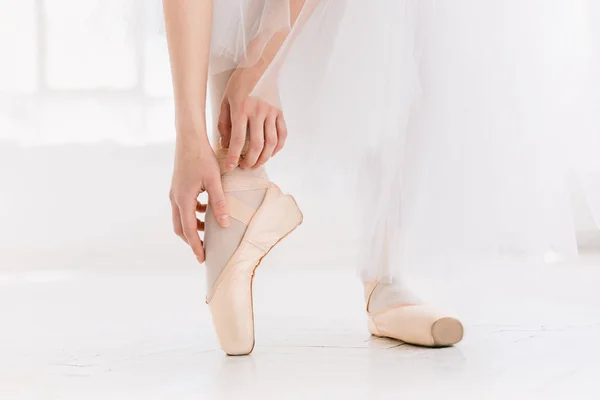 Jeune ballerine dansant, gros plan sur les jambes et les chaussures, debout en position pointe . — Photo