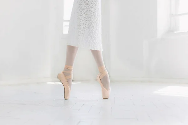 Giovane ballerina che balla, primo piano su gambe e scarpe, in piedi in posizione di punta . — Foto Stock