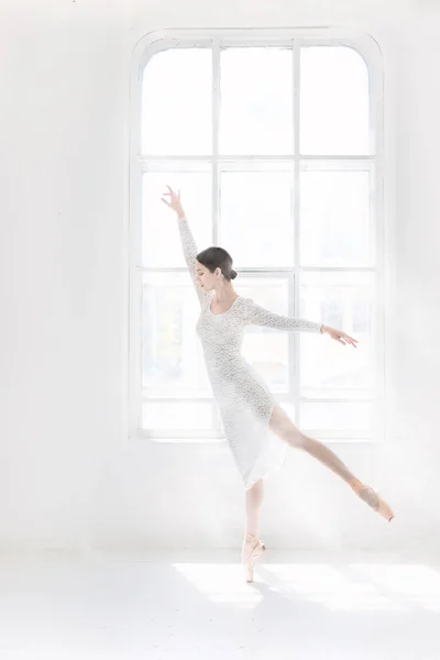 Joven e increíblemente hermosa bailarina posando y bailando en un estudio blanco —  Fotos de Stock