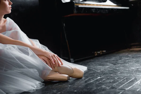 Jovem bailarina dançando, close-up em pernas e sapatos, sentado em tiros pointe — Fotografia de Stock