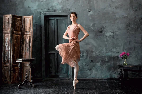 Fiatal és hihetetlenül gyönyörű balerina jelentő, és táncol egy fekete stúdió — Stock Fotó