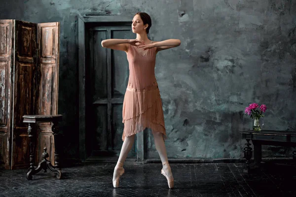 Genç ve inanılmaz güzel balerin poz ve siyah bir stüdyoda dans — Stok fotoğraf
