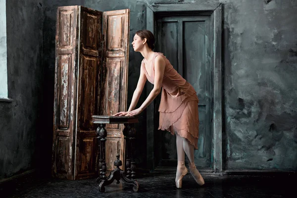 Młodzi i niezwykle piękne baleriny jest pozowanie i taniec w czarny studio — Zdjęcie stockowe