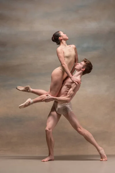 Casal de bailarinos posando sobre fundo cinza — Fotografia de Stock