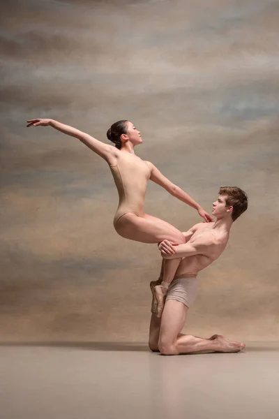 Para tancerzy baletowych, pozowanie na szarym tle — Zdjęcie stockowe