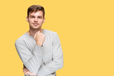 Gülümseyen ve kameraya bakarak genç adam