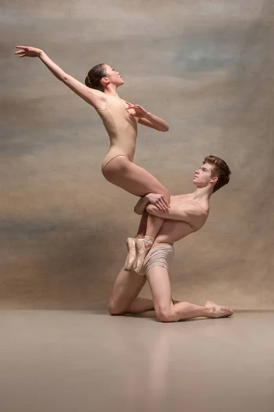 Pareja de bailarines de ballet posando sobre fondo gris — Foto de Stock