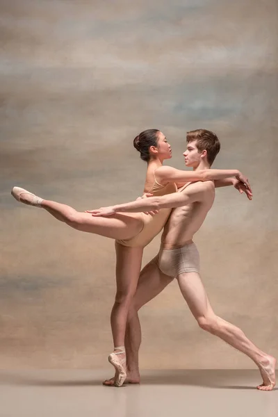 Casal de bailarinos posando sobre fundo cinza — Fotografia de Stock