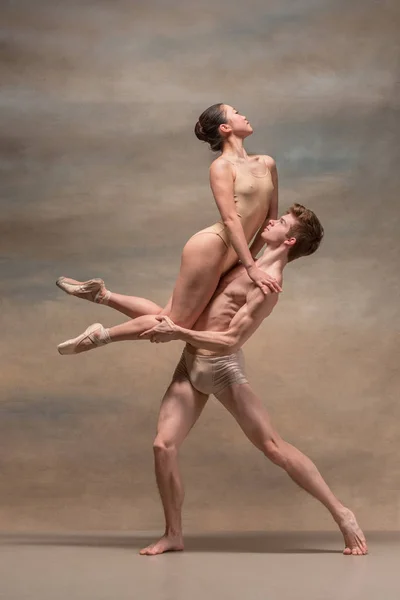 Casal de bailarinos posando sobre fundo cinza — Fotografia de Stock