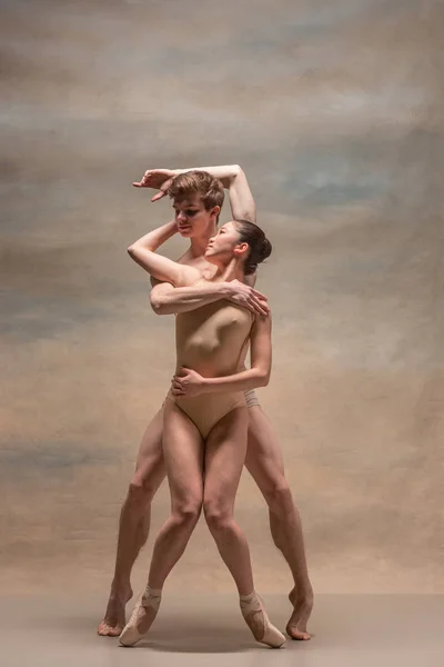 Bale dansçıları gri arka plan üzerinde poz birkaç — Stok fotoğraf