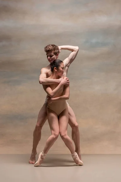 Casal de bailarinos posando sobre fundo cinza — Fotografia de Stock