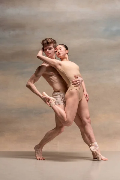 Pareja de bailarines de ballet posando sobre fondo gris — Foto de Stock
