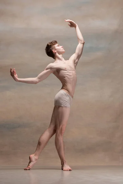 O bailarino macho posando sobre fundo cinza — Fotografia de Stock