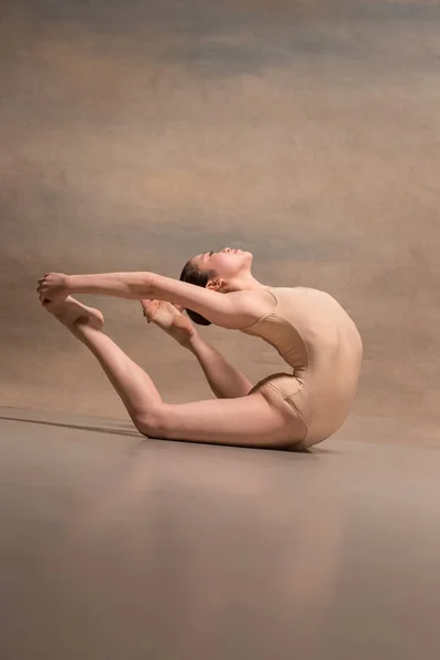 Kobiece baletnica, pozowanie na szarym tle — Zdjęcie stockowe