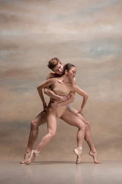 Casal de bailarinos posando sobre fundo cinza — Fotografia de Stock