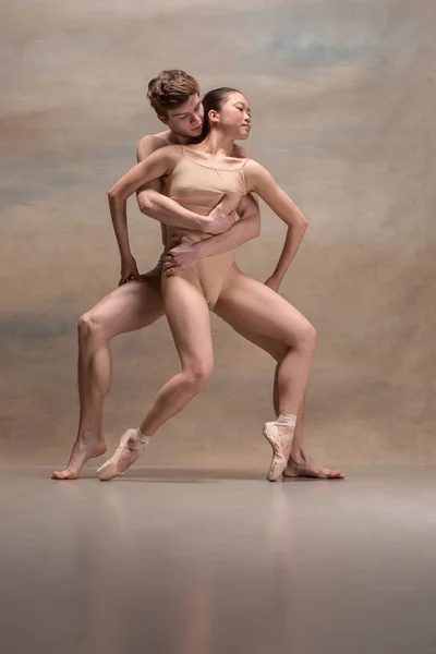 Casal de bailarinos posando sobre fundo cinza — Fotografia de Stock