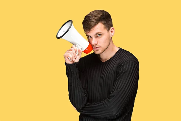 Młody człowiek posiadający megafon — Zdjęcie stockowe