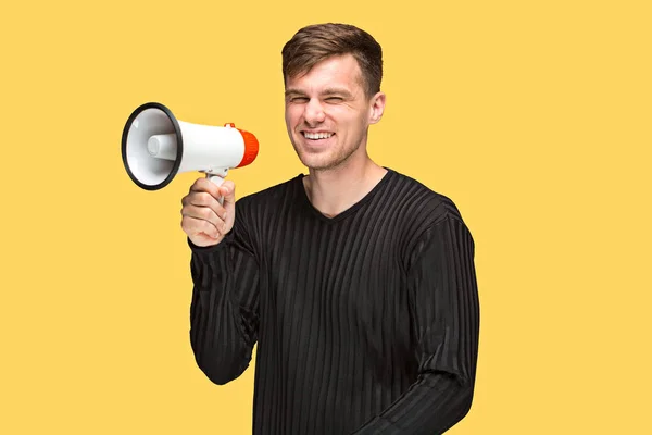 O jovem segurando um megafone — Fotografia de Stock