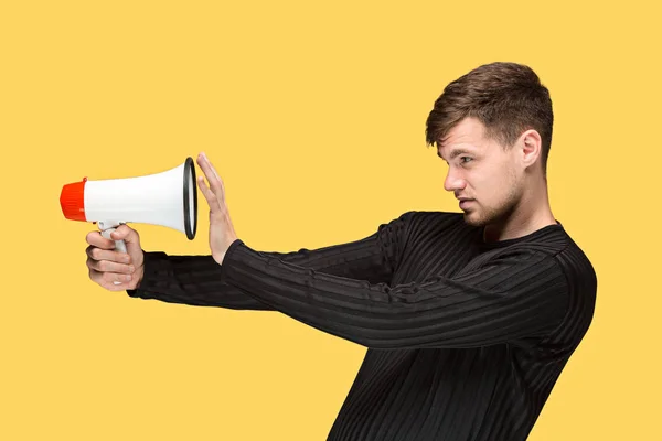 O jovem segurando um megafone — Fotografia de Stock