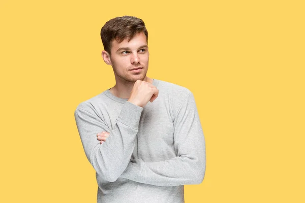 Le jeune homme souriant et détournant les yeux — Photo