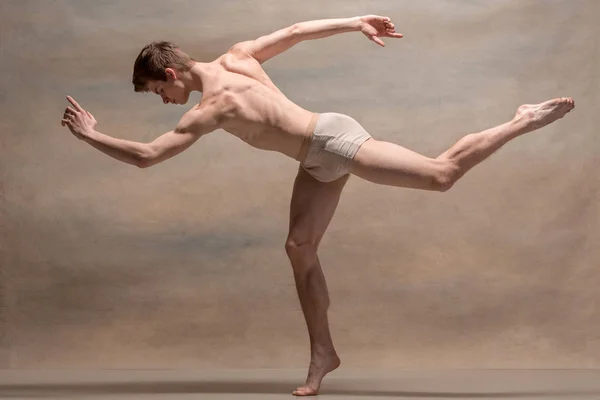 El bailarín de ballet masculino posando sobre fondo gris — Foto de Stock