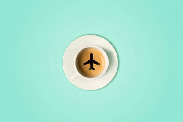 Il concetto di viaggio. La tazza di caffè dell'aeroporto. Vista dall'alto — Foto Stock