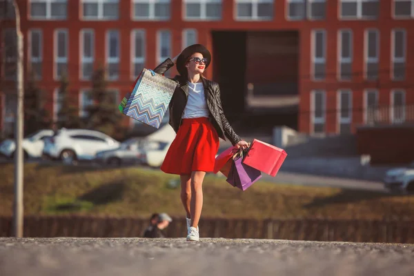 La ragazza che cammina con shopping su strade di città — Foto Stock