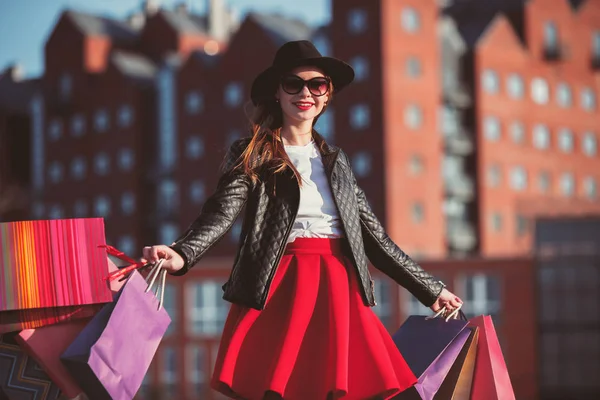 Das Mädchen beim Einkaufen auf den Straßen der Stadt — Stockfoto