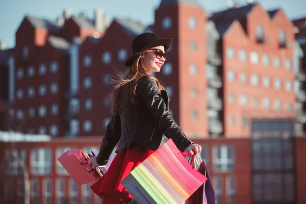 Дівчина ходить з покупками на міських вулицях — стокове фото