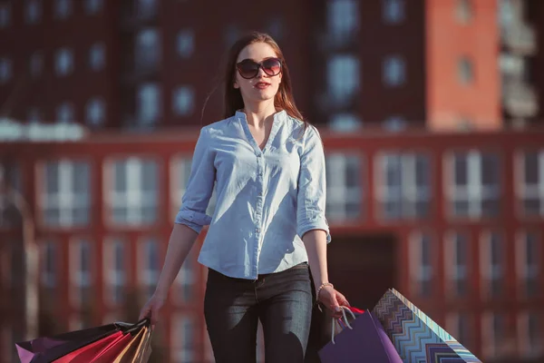 Het meisje lopen met het winkelen op straat — Stockfoto