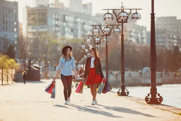 Dwie dziewczyny chodzić z zakupów na ulicach miasta — Zdjęcie stockowe
