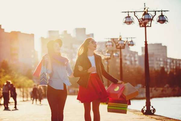 Dos chicas caminando con compras en las calles de la ciudad — Foto de Stock