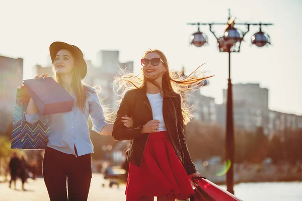 Dos chicas caminando con compras en las calles de la ciudad —  Fotos de Stock