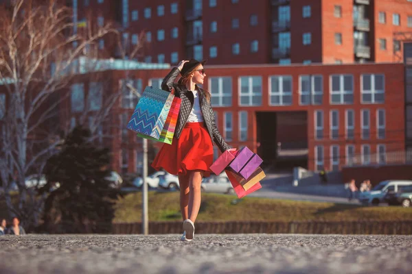Das Mädchen beim Einkaufen auf den Straßen der Stadt — Stockfoto