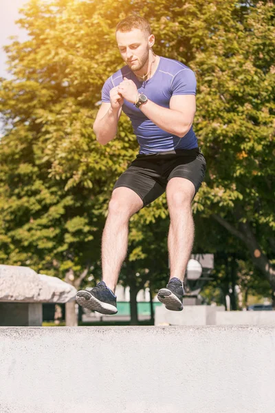 Fitter Mann macht Übungen im Park — Stockfoto