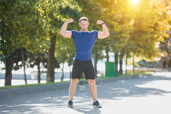 Fit homem fazendo exercícios ao ar livre no parque — Fotografia de Stock