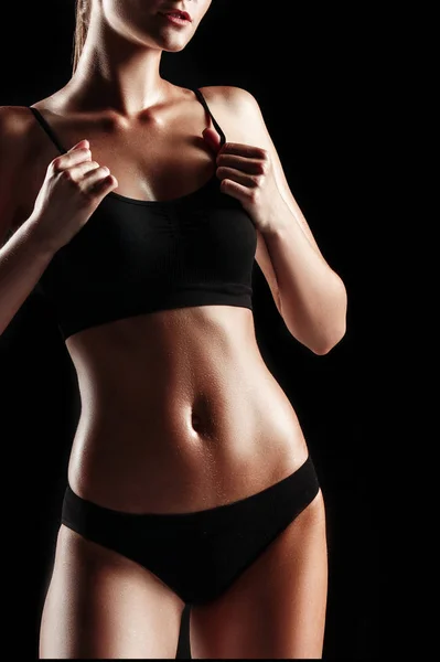 블랙에 근육 질의 젊은 여자 선수 — 스톡 사진