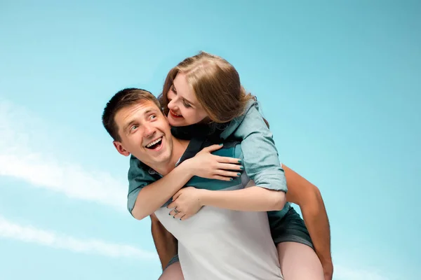 Jeune couple souriant sous le ciel bleu — Photo