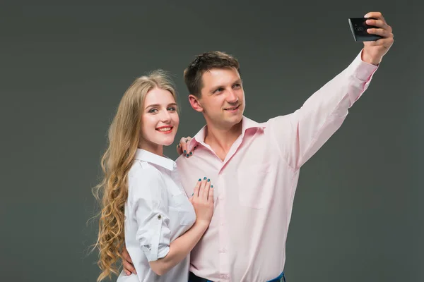 Портрет молодої пари стоїть на сірому фоні — стокове фото