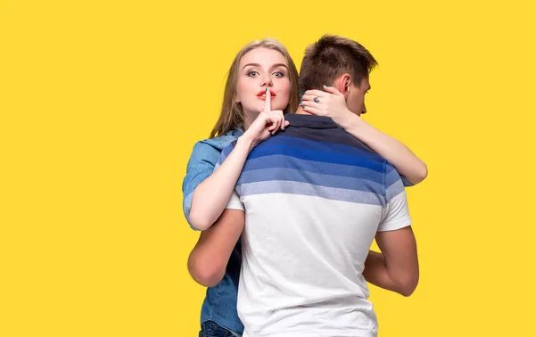 Portrait d'un jeune couple debout sur fond jaune — Photo