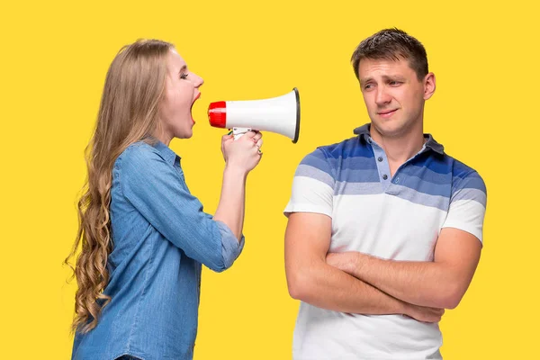 Vrouw schreeuwen in megafoons bij elkaar — Stockfoto